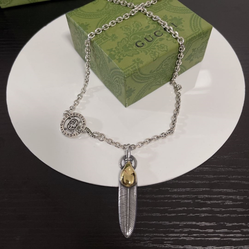 G*u*i necklaces